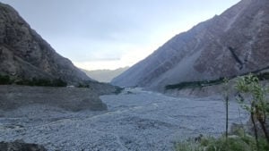 بڈسوات میں برفانی جھیل کے پھٹنے سے سیلاب کے بعد بہتے پانی کے زور سے اکھڑی ہوئی چٹانیں کا منظر- (تصویر بشکریہ حیا فاطمہ اقبال )