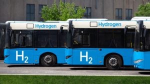 <p>सार्वजनिक यातायातमा परम्परागत इन्धनलाई प्रतिस्थापन गर्नु हरित हाइड्रोजनको सबैभन्दा सम्भावनायुक्त प्रयोगमध्ये एक हो। (इमेज: अलामी)</p>