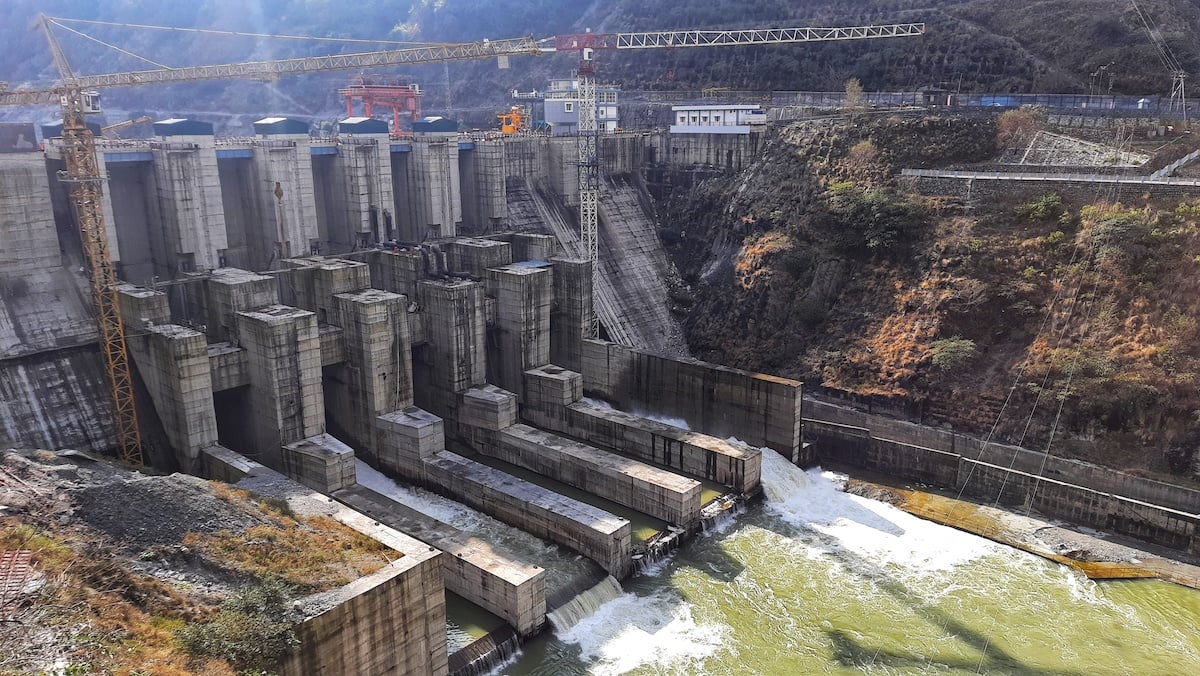<p>यमुना नदी पर व्यासी जलविद्युत परियोजना पर काम लगभग पूरा हो गया है। इस स्टेशन से फरवरी से बिजली उत्पादन शुरू होने की उम्मीद है। (फोटो: वर्षा सिंह)</p>