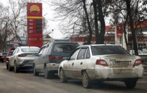 <p>Очередь автомобилей на заправочной станции в Алматы 9 января 2022 года. Рост цен на сжиженный углеводородный газ, используемый для транспортных средств, вызвал беспорядки в Казахстане в первую неделю января. (Изображение: Валерий Шарифулин / Alamy Live News)</p>