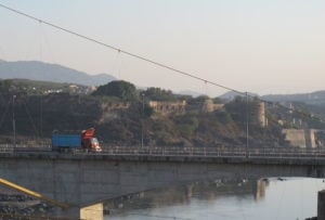 <p><span style="font-weight: 400;">جہاں دریائے کابل دریائے سندھ میں بہتا ہے، اس مقام سے تھوڑی دیر بعد، خیر آباد پل کے پیچھے پاکستان میں اٹک قلعے کا ایک منظر- (تصویر بشکریہ ٹین آفریدی بذریعہ وکی میڈیا کامنز /</span><a href="https://creativecommons.org/licenses/by-sa/3.0/deed.en"><span style="font-weight: 400;"> سی سی بی وائی &#8211; ایس اے 3.0</span></a><span style="font-weight: 400;">)</span></p>