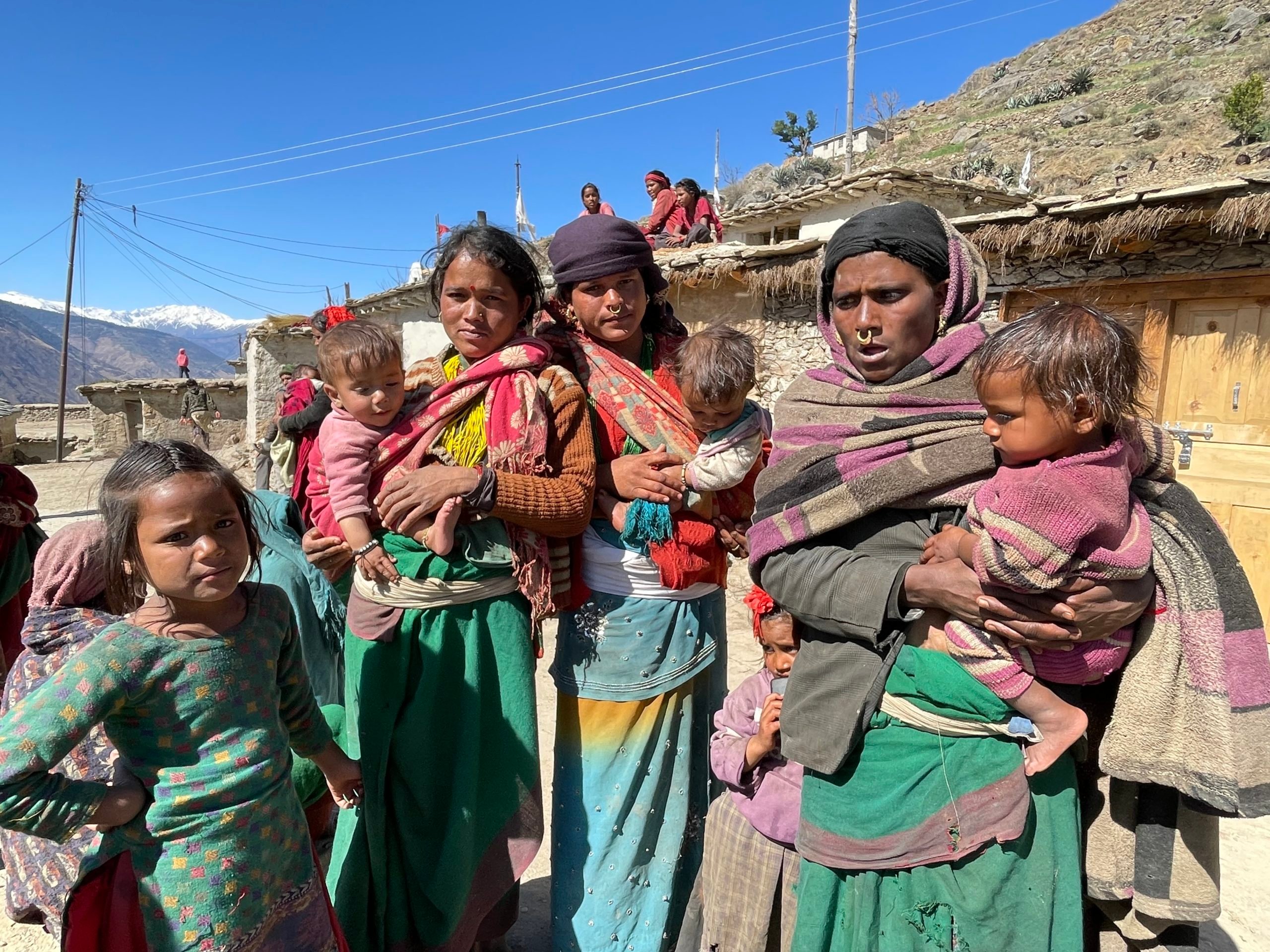 <p><span style="font-weight: 400;">पश्चिमी नेपाल के मुक्तिकोट गांव में अपने बच्चों के साथ खड़ी कुछ महिलाएं। इस गांव की अधिकांश महिलाएं 3 से 10 बच्चों को जन्म देती हैं जिनमें से कई बच्चे कुपोषित हैं। </span><i><span style="font-weight: 400;">(फोटो: सृष्टि काफ्ले)</span></i></p>