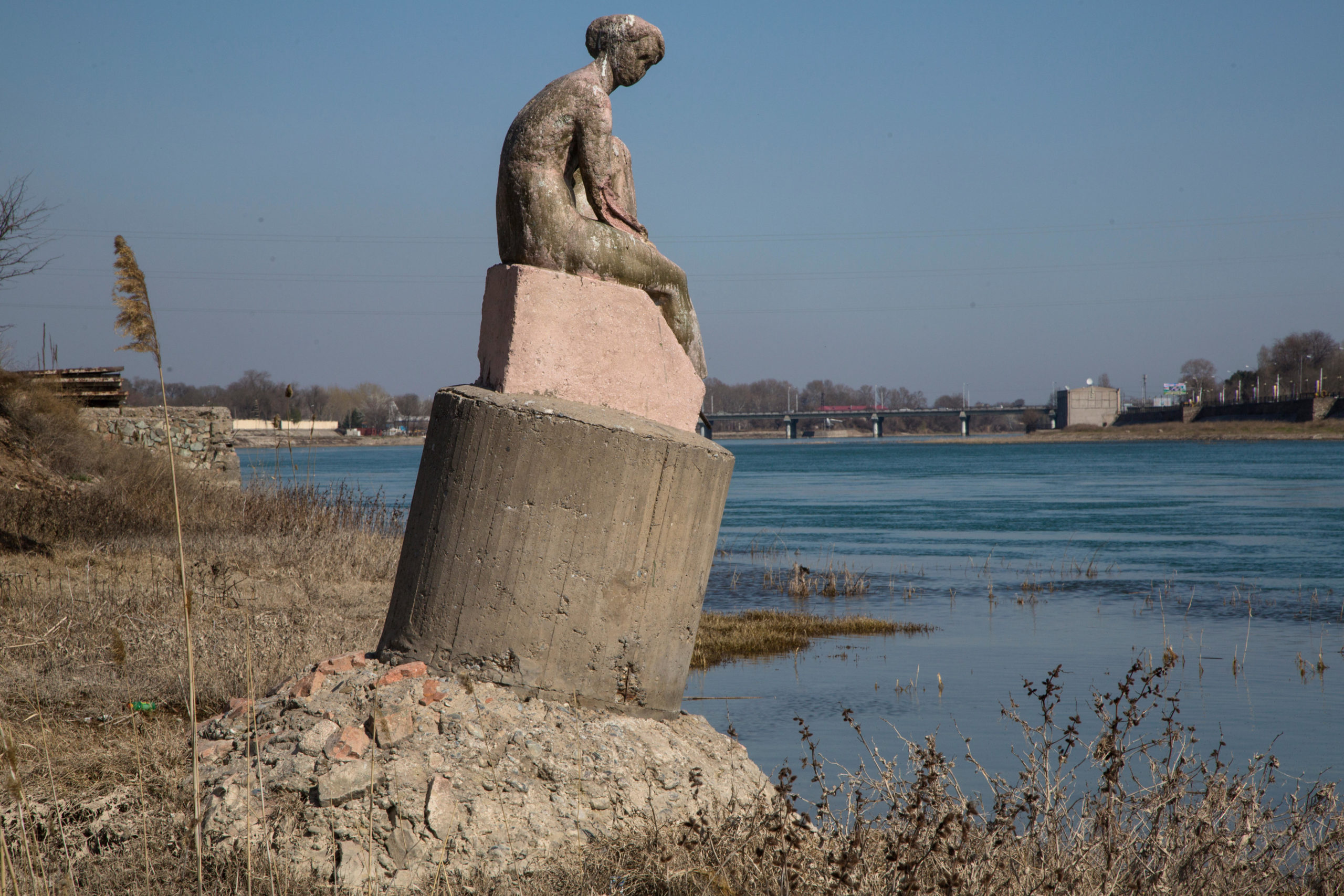 <p>A Soviet-era statue by the Syr Darya River in Central Asia. Before the collapse of the USSR water distribution was controlled centrally by Moscow. Today many of the features of this regime remain, despite changing requirements and climatic conditions. (Image: Nikolay Vinokurov / Alamy)</p>