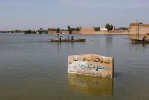 <p>اس سال اگست میں پاکستان کے شہر میہڑ میں شدید مون سون بارشوں کے بعد سیلابی پانی سے گھر ڈوب گئے (تصویر بشکریہ  اختر سومرو/آلامی)</p>
