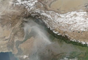 <p>Haze blanketing northern India and Pakistan on 2 November 2016. Winds had carried smoke from farmers burning rice stubble in Punjab towards New Delhi, where it combined with urban particulate matter to cause high levels of air pollution. (Image: Alamy)</p>
