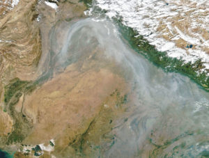<p>نومبر 2022 میں مصنوعی سیّارچے سے لی گئی تصویر سے ظاہر ہے کہ فضائی آلودگی بھارت اور پاکستان کی آب وہوا میں چھائی ہوئی ہے۔ (تصویر: جوشوا سٹیونز / ناسا ارتھ آبزرویٹری)</p>