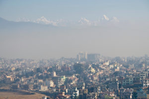 <p>नेपाल की काठमांडू घाटी। वायु प्रदूषण यहां अक्सर हिमालय की चोटियों के दृश्य को फीका कर देता है। (फोटो: फ्रैंक बीएनएवाल्ड / अलामी)</p>