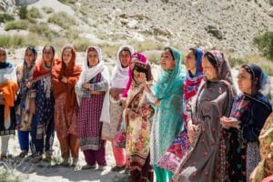 <p>پاکستان میں اپرانڈس بیسن نیٹ ورک کے اراکین، جس نے موسمیاتی تبدیلیوں سے متعلق اقدامات  میں خواتین کی شرکت بڑھانے کے لئے ایک پروجیکٹ شروع کیا ہے (تصویر بشکریہ  کیرن کونیف/ آئی سی آئی ایم او ڈی)</p>