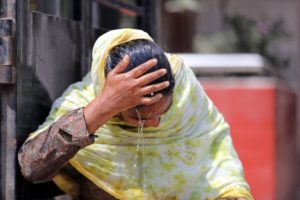 <p>बांग्लादेश के ढाका की 11 अप्रैल, 2023 की एक तस्वीर। इसमें एक महिला अपने सिर पर पानी डाल रही है जिससे उसको गर्मी से कुछ राहत मिल सके। हाल के हफ्तों में पूरे एशिया में तापमान के रिकॉर्ड टूट गए हैं। (फोटो: हबीबुर रहमान / अलामी लाइव न्यूज़)</p>