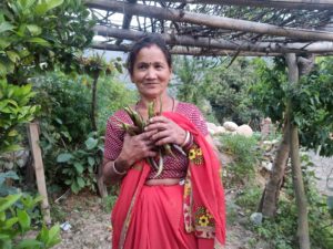 <p>चिनोनी गांव की दुकान पर अपनी सब्जी की फसल बेच रहीं चंद्रा देवी। (फोटो: स्वाति थापा)</p>