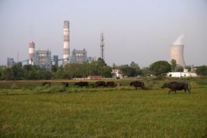 <p>उत्तर प्रदेश में गौतमबुद्ध नगर जिले के दादरी में एक कोयला बिजली संयंत्र। नवीकरणीय ऊर्जा में उल्लेखनीय वृद्धि के बावजूद, भारत अभी भी अपनी स्थापित बिजली आपूर्ति के आधे से अधिक के लिए कोयला संयंत्रों पर निर्भर है। (फोटो: मयंक माखीजा / अलामी )</p>
