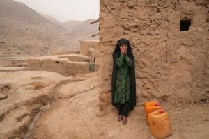 <p>بلوچا، شمال مغربی افغانستان میں پانی لانے کے دوران ایک افغان لڑکی سستا رہی ہے۔ موسمیاتی تبدیلی کی وجہ سے، اس ملک کو پانی کے بڑھتے ہوۓ عدم تحفظ کا سامنا کرناپڑ رہاہے۔ (تصویر بشکریہ مستیسلاف چرنوف / الامی )</p>